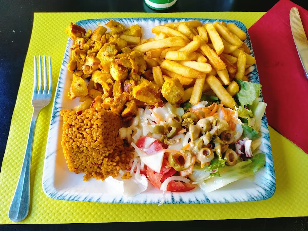 Pollo Kebab Con Riso Conditi Al Modo Di Algeria E Contorno Di Verdure E Patatine Fritte